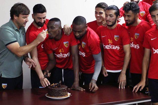 Kayserispor’da doğum günü sürprizi