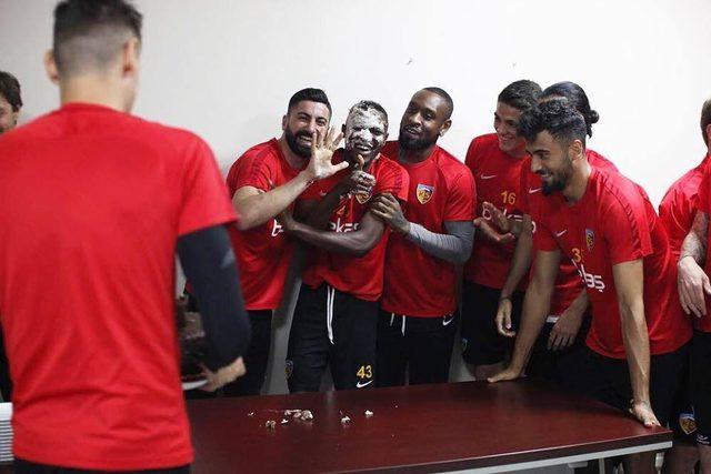 Kayserispor’da doğum günü sürprizi