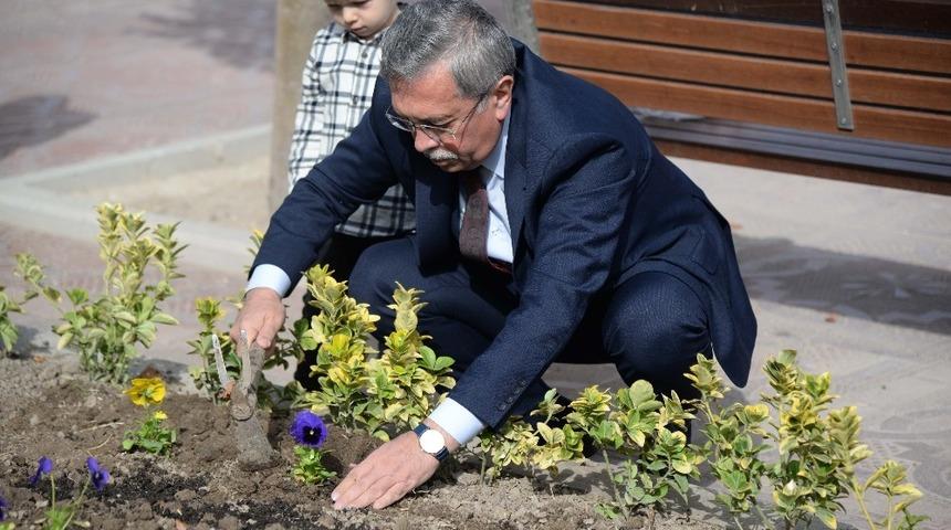 Pursaklar&rsquo;da &ccedil;i&ccedil;ekler toprakla buluştu