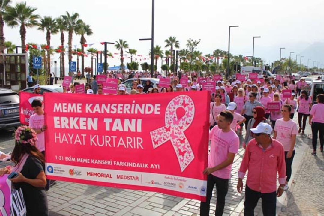 Antalya'da kadınlardan pembe y&uuml;r&uuml;y&uuml;ş 