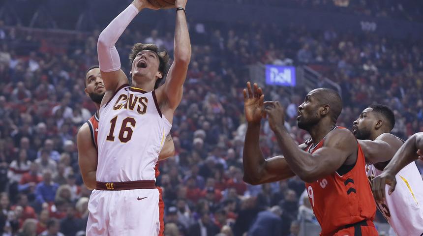 Cedi Osman, NBA'de sezonun ilk maçında 17 sayı atıp 10 ribaunt aldı