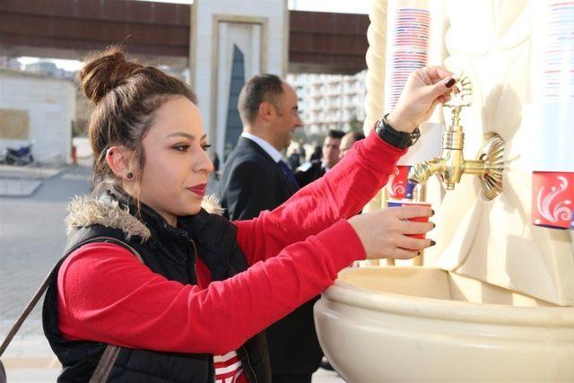 Belediye Başkanı Seçen, Rektör Bağlı ile birlikte öğrencilere süt ve poğaça dağıttı