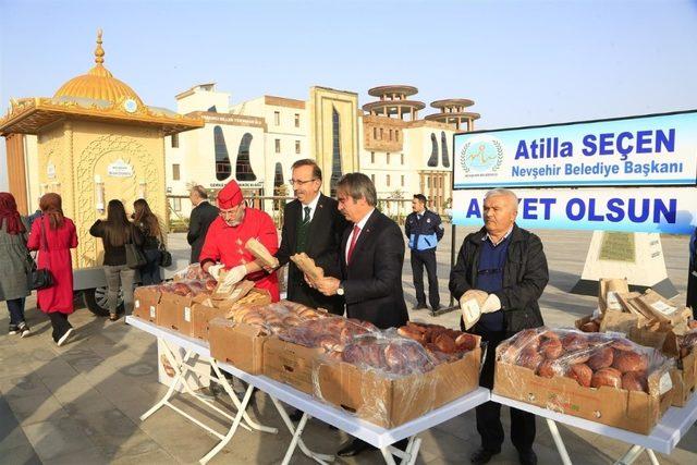 Belediye Başkanı Seçen, Rektör Bağlı ile birlikte öğrencilere süt ve poğaça dağıttı