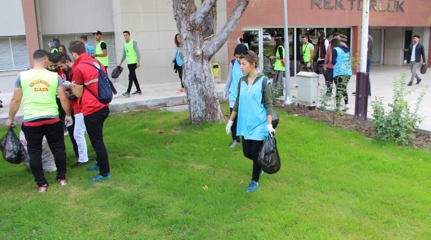 F&Uuml; &ouml;ğrencileri, &ccedil;&ouml;pleri topladı