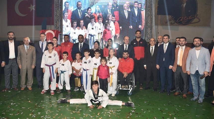 Amat&ouml;r Spor Haftası&rsquo;nda Başkan Tuna&rsquo;ya &ouml;d&uuml;l