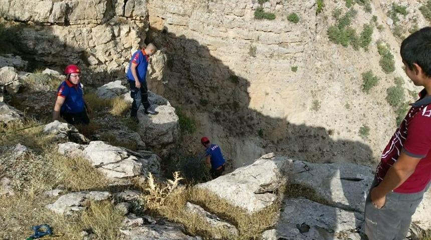 Kayalıklarda mahsur kalan ke&ccedil;i kurtarıldı
