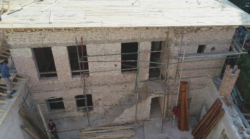 Manisa&rsquo;da tarihi bina g&uuml;n y&uuml;z&uuml;ne &ccedil;ıktı