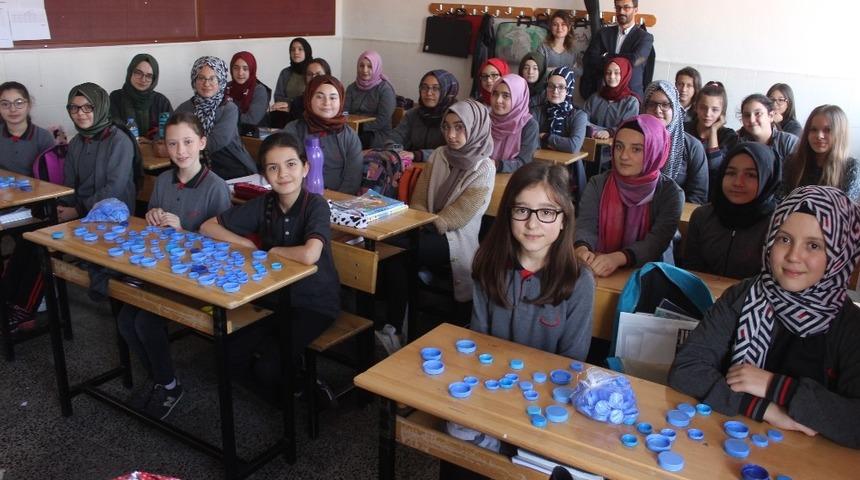 &Ouml;ğrenciler, engelli aracı i&ccedil;in 12 bin kapak topladı