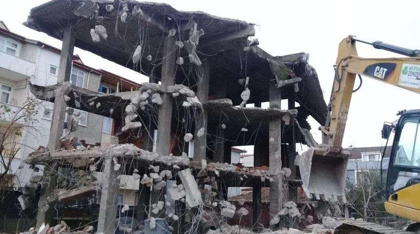 K&ouml;rfez&rsquo;de metruk binalar yıkılıyor