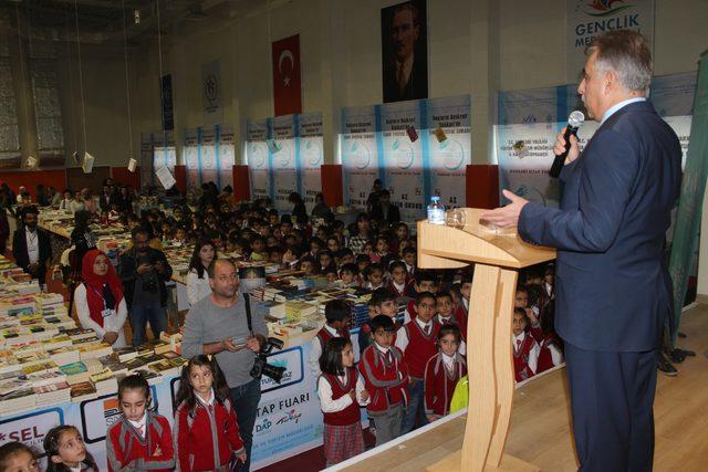 Hakkari de 101 yayınevinin katılımıyla  Kitap Fuarı  1