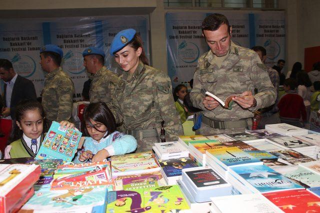 Hakkari de 101 yayınevinin katılımıyla  Kitap Fuarı  3