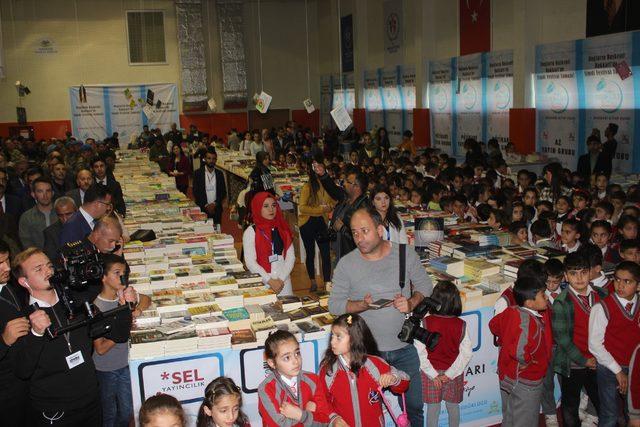 Hakkari de 101 yayınevinin katılımıyla  Kitap Fuarı  4
