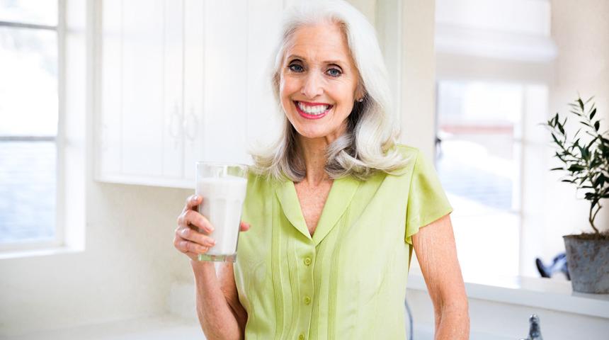 Menopoz d&ouml;neminde s&uuml;t t&uuml;ketimine dikkat