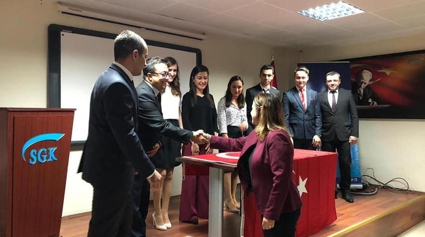 Ay yıldızlı bayrağa el basarak asil memurluğa adım attılar