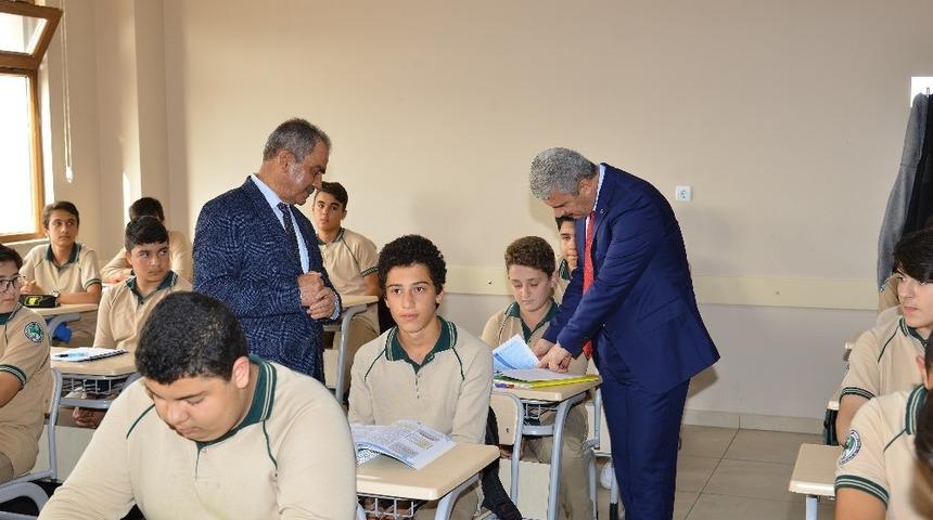 Vali Akın, okullarda incelemelerde bulundu