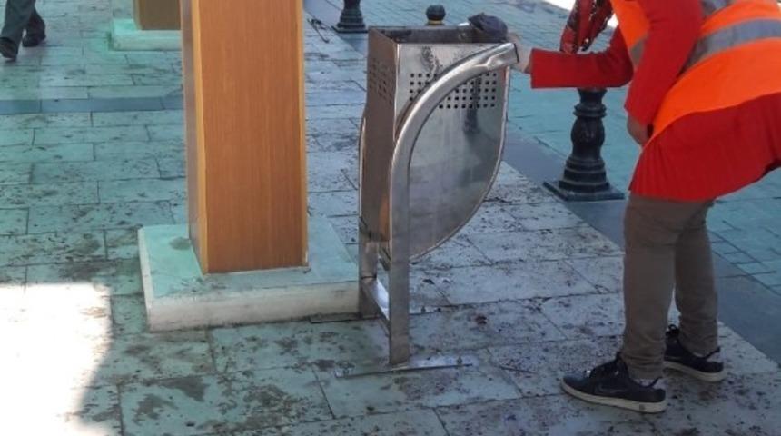 Şehir temizliği i&ccedil;in Belediye g&ouml;revlileri 7/24 mesaide