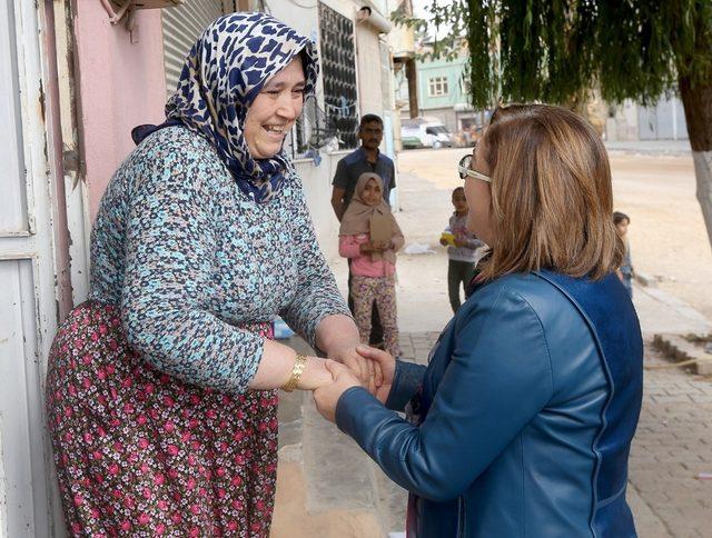 Fatma Şahin Oğuzeli’ndeki asfalt çalışmalarını inceledi