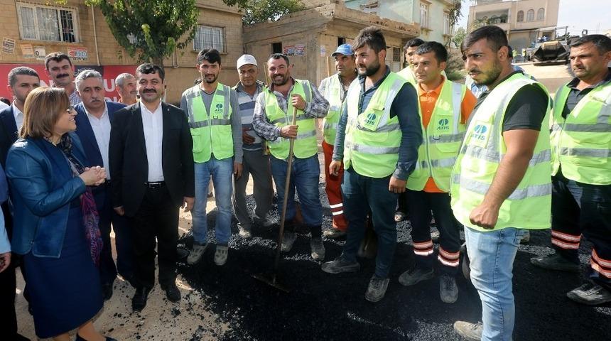 Fatma Şahin Oğuzeli&rsquo;ndeki asfalt &ccedil;alışmalarını inceledi