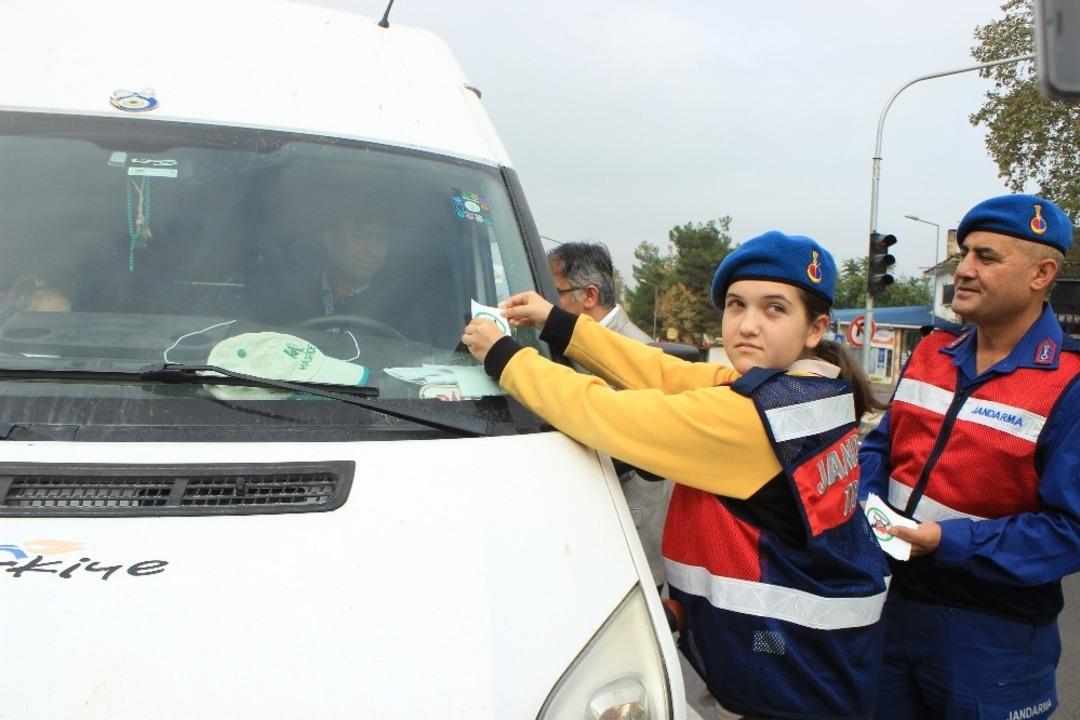 &Ouml;ğrencilerden s&uuml;r&uuml;c&uuml;lere stickerli uyarı