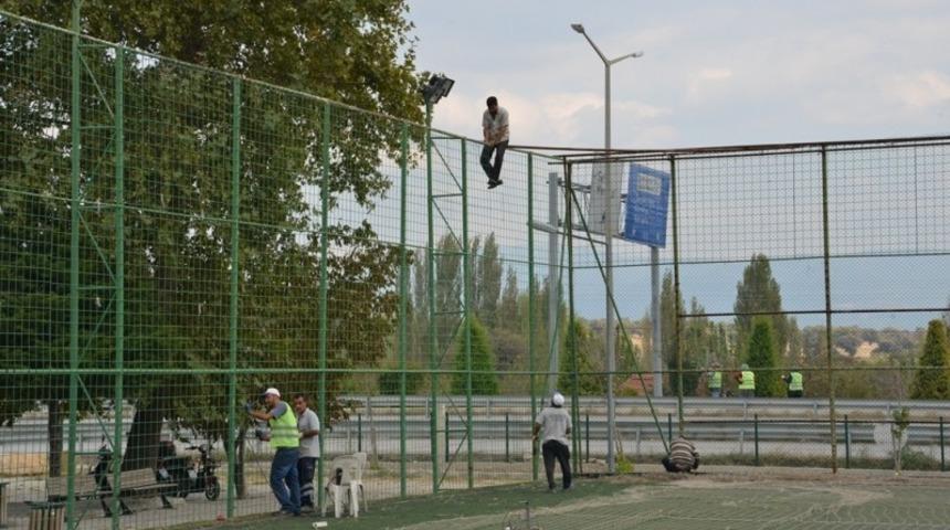 Eski halı saha modern hale getiriliyor