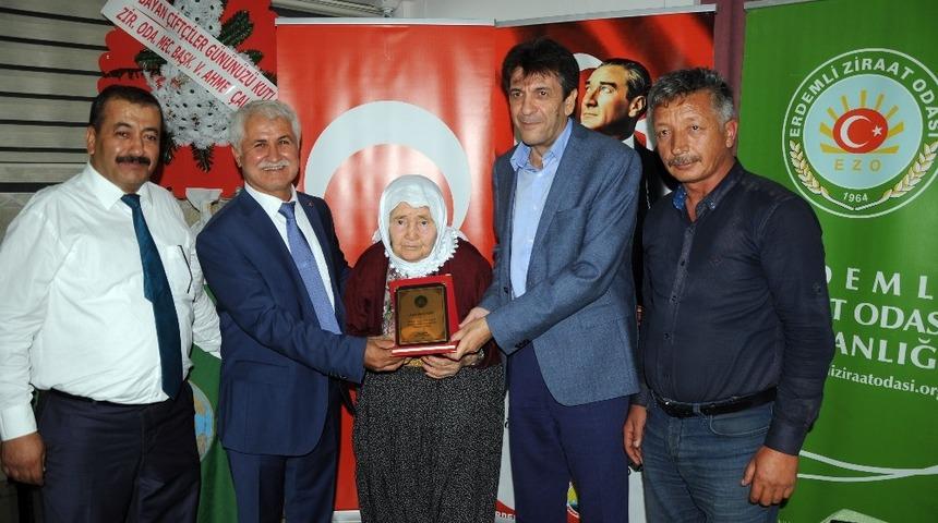 Erdemli Ziraat Odası&rsquo;ndan en yaşlı kadın &ccedil;ift&ccedil;ilere plaket