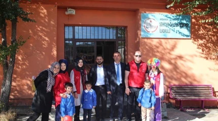 Gen&ccedil;lerin &lsquo;İyilik Ağacı&rsquo; projesi k&ouml;y okullarında