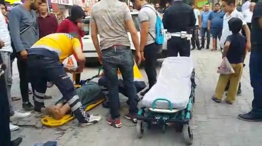 Yolun karşısına ge&ccedil;mek isteyen kadına otomobil &ccedil;arptı