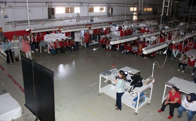 Tekstil çalışanı kadınlara kanser anlatıldı