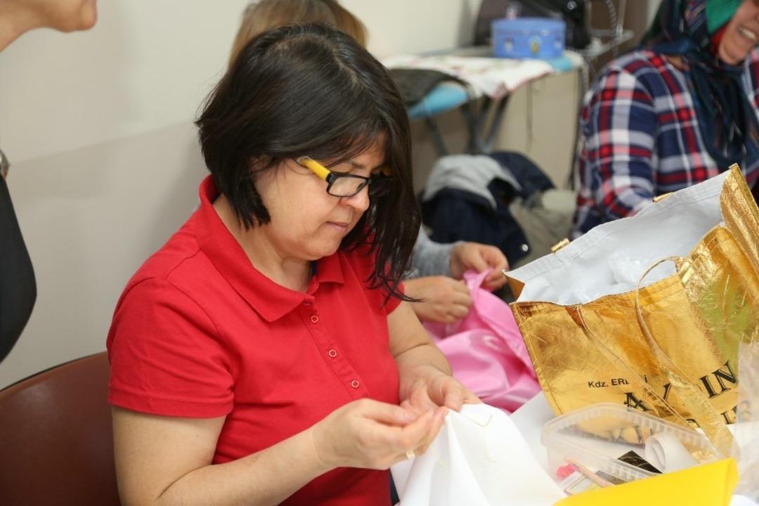 Bi&ccedil;ki dikiş yapmanın inceliklerini &ouml;ğreniyorlar