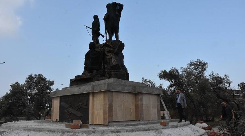 Yapımı devam eden anıt heykeli inceledi