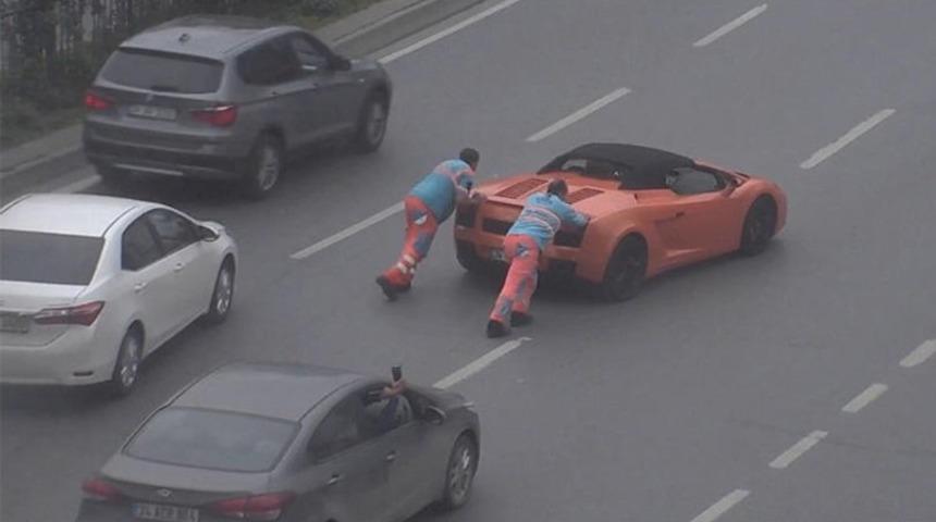 İstanbul'da Lamborghini yolda kaldı! G&ouml;ren telefona sarıldı