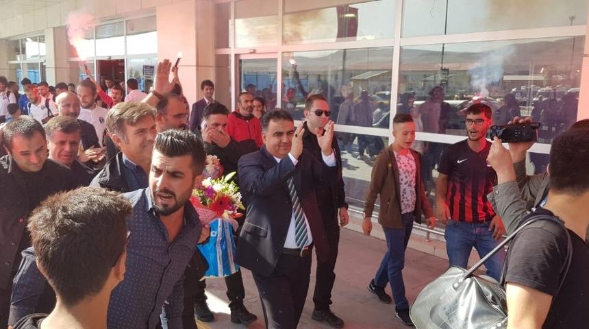 Van B&uuml;y&uuml;kşehir Belediyespora coşkulu karşılama