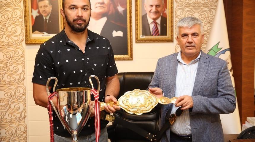 Başpehlivan G&uuml;rb&uuml;z Altın Kemeri &Ccedil;alık&rsquo;a hediye etti