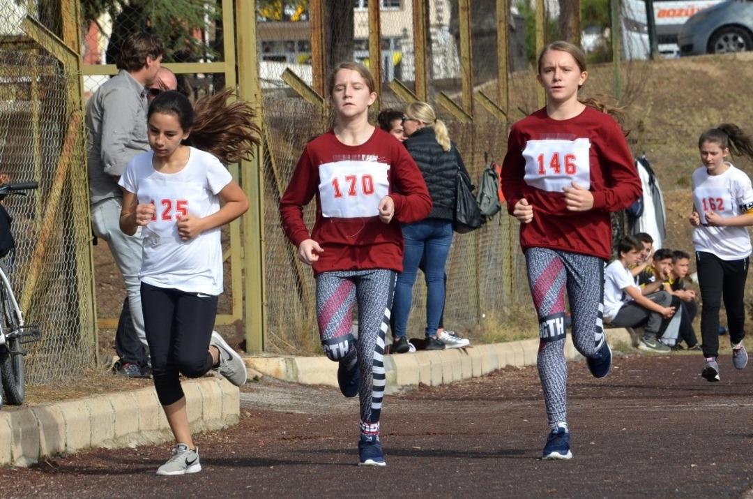 Minik &ouml;ğrenciler 15 Temmuz Şehitleri i&ccedil;in koştu