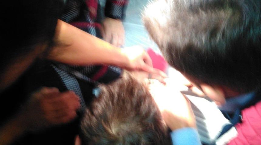 Parmağı y&uuml;z&uuml;ğe sıkışanca y&uuml;z&uuml;k demir testere ile kesildi