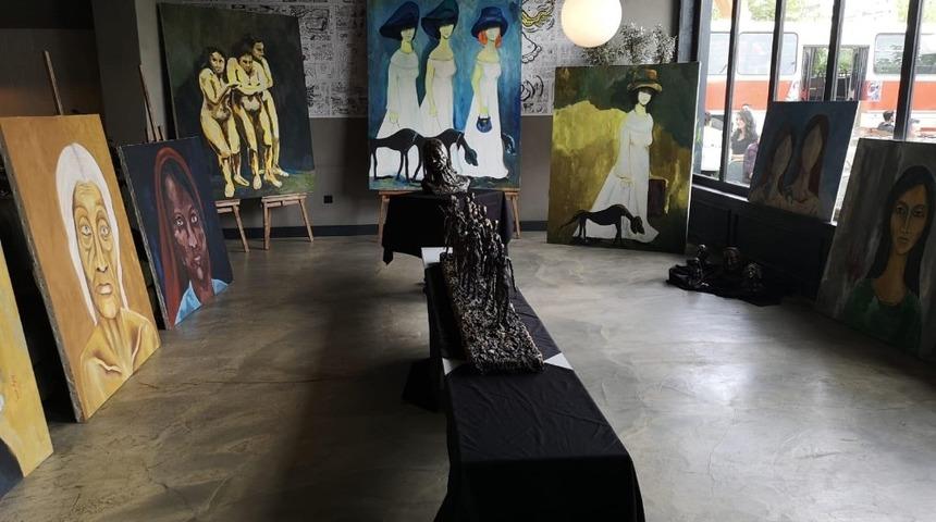 Hemşirenin resme olan ilgisi sergi a&ccedil;tırdı