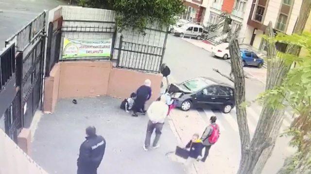 Ataşehir'de feci kaza kamerada: Öğretmen öğrencilerin arasına daldı (3)