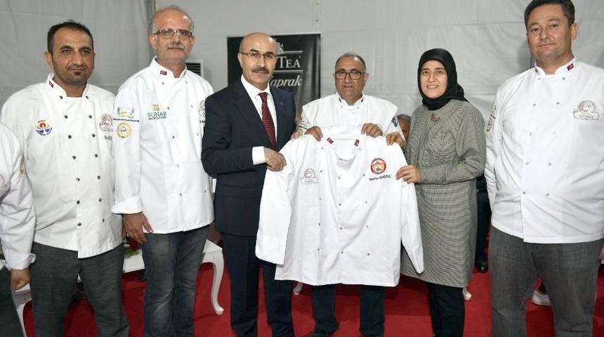 Adanalı aş&ccedil;ılardan Vali Demirtaş&rsquo;a aş&ccedil;ı &uuml;niforması