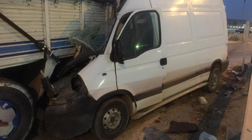 Minib&uuml;s kamyona ok gibi saplandı : 2 yaralı