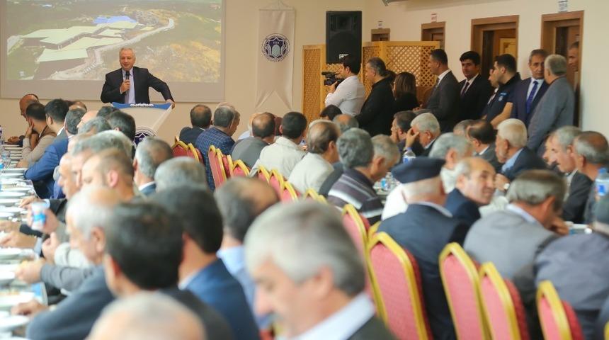 G&uuml;rkan muhtarlarla biraraya geldi