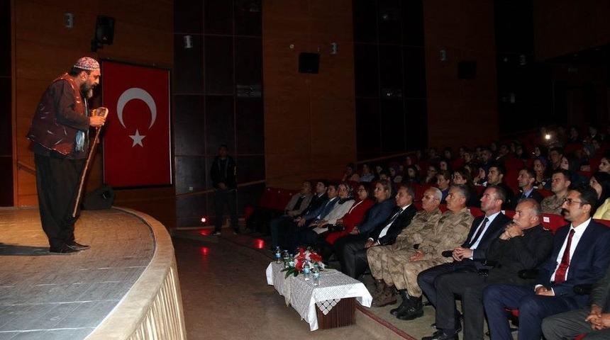 Hakkari&rsquo;de "Hak Dostum Hakk" adlı tiyatro oyunu sahnelendi