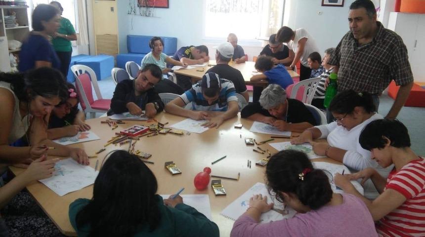 Kuşadası Engelliler K&ouml;y&uuml;&rsquo;nde mandala boyama etkinliği