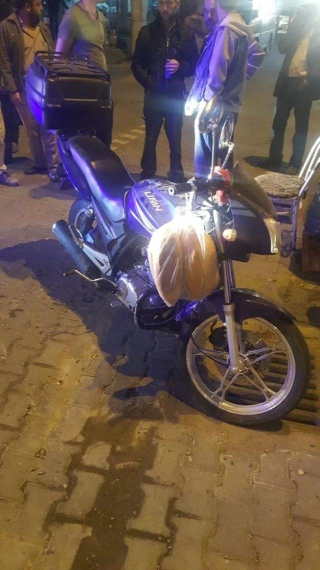 Kask takmayan motorsiklet sürücüsü yaralandı