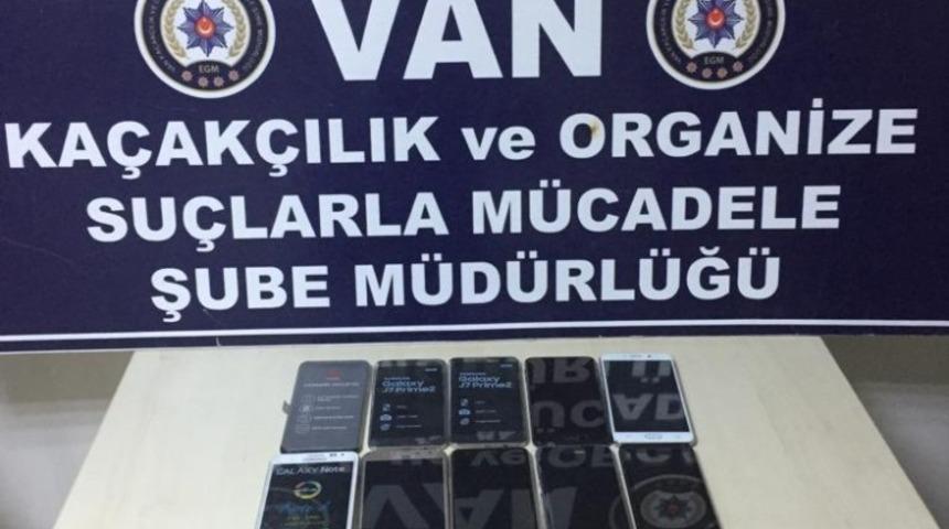 Van&rsquo;da 13 adet ka&ccedil;ak telefon ele ge&ccedil;irildi