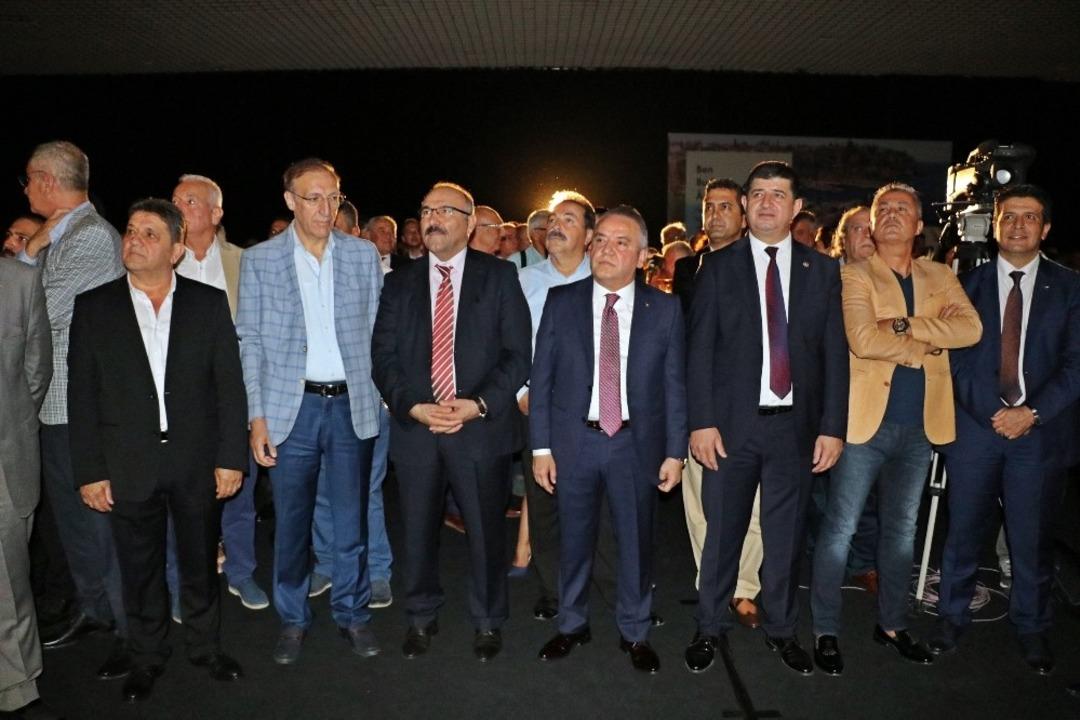 Muhittin B&ouml;cek&rsquo;in &lsquo;Ben bu şehre aşığım&rsquo; kitabı, raflardaki yerini aldı