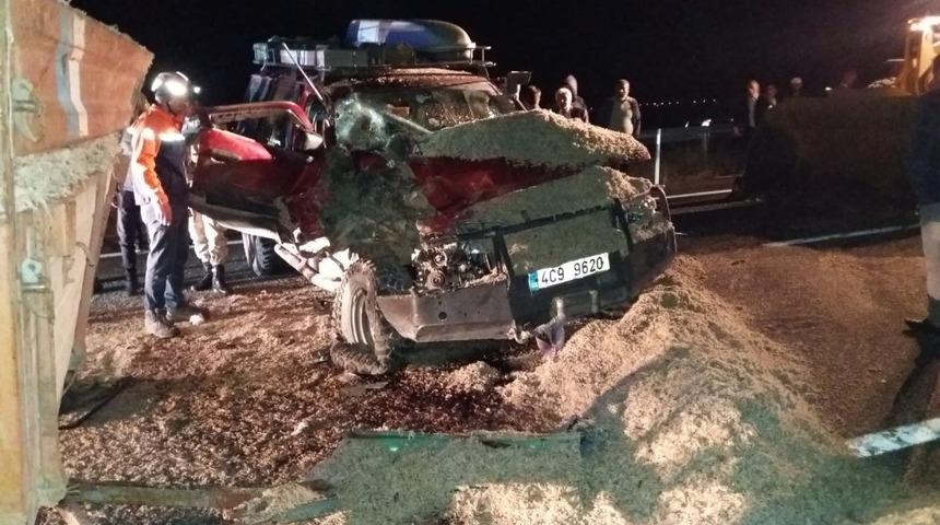 Ağrı&rsquo;da otomobilde sıkışan 2 kişi kurtarıldı