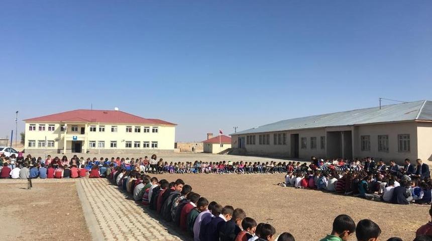 K&ouml;y okulunda okuma etkinliği