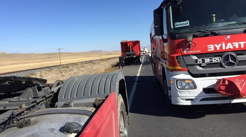 Horasan&rsquo;da tır seyir halinde alev aldı