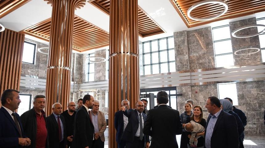 Başkan &Uuml;z&uuml;lmez, yeniz hizmet binasını inceledi