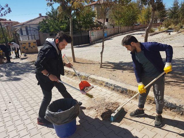 Üniversiteliler ilkokulda temizlik ve boya yaptı